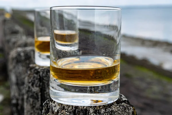 Verkostung Von Dram Single Malt Scotch Whisky Der Küste Schottlands — Stockfoto