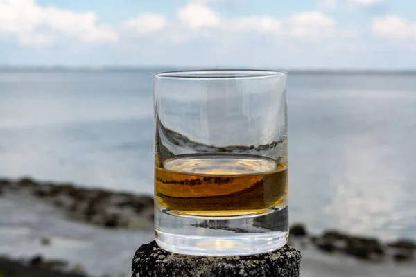 Degustación Whisky Escocés Malta Simple Dram Orillas Del Mar Escocia —  Fotos de Stock