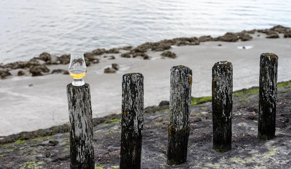 Γευσιγνωσία Του Βαρελιού Ουίσκι Single Malt Στην Ακτή Της Σκωτίας — Φωτογραφία Αρχείου