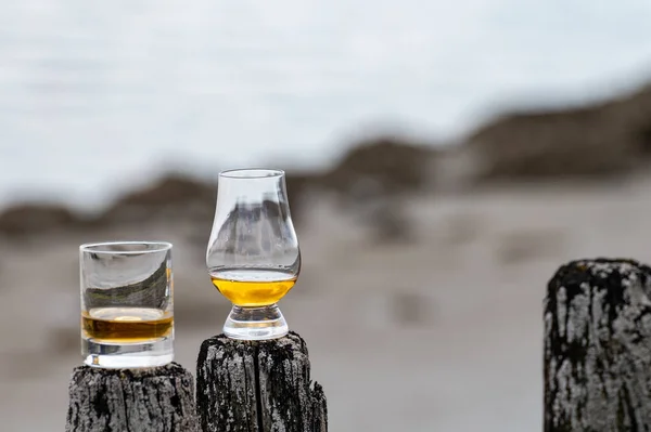 Ochutnávka Sladové Whisky Pobřeží Skotska Staré Dřevěné Tyče Whisky — Stock fotografie