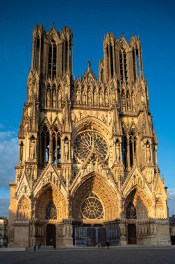 Eski Fransız şehri Reims, Fransa 'nın merkezindeki Gotik Katolik katedrali Notre-Dame' a bakın.