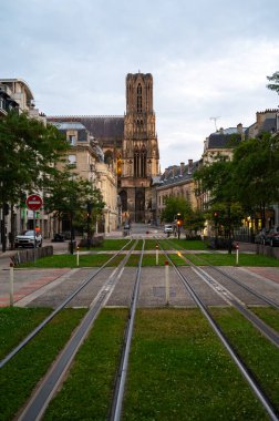 Eski Fransız şehrinin orta kesiminde sokaklarda yürümek güneşli bir günde Fransa 'da ünlü şampanyalarla doludur.