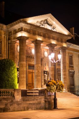 Geceleyin Reims 'in eski merkez caddeleri, Fransa, Champagne