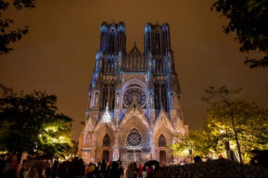 Eski Fransız şehri Reims, Fransa 'nın merkezindeki Gotik Katolik katedrali Notre-Dame Kilisesi' ne bakın.