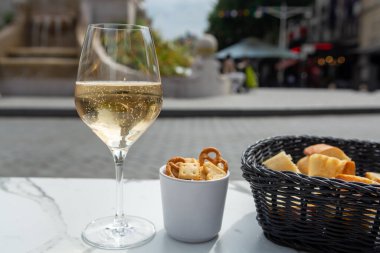 Brut şampanyası içmek sokak kafeteryasında köpüklü şarap şehrin eski merkezi manzaralı Reims, Champagne, France