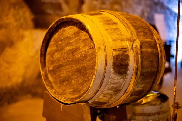 Caminando Profundas Largas Cuevas Subterráneas Con Barriles Polvorientos Haciendo Vino — Foto de Stock