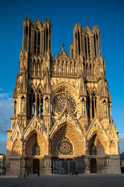 Eski Fransız şehri Reims, Fransa 'nın merkezindeki Gotik Katolik katedrali Notre-Dame' a bakın.