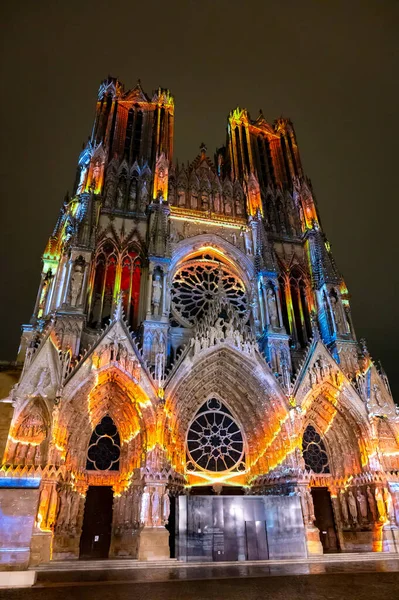 Eski Fransız şehri Reims, Fransa 'nın merkezindeki Gotik Katolik katedrali Notre-Dame Kilisesi' ne bakın.