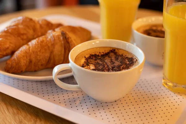 Französisches Frühstück Mit Frisch Gebackenen Croissants Kaffee Cappuccino Und Orangensaft — Stockfoto