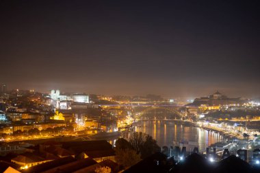 Portekiz 'in Porto şehrinin eski bölümlerinde panoramik manzara ve gece menü ışıkları