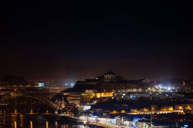 Portekiz 'in Porto şehrinin eski bölümlerinde panoramik manzara ve gece menü ışıkları