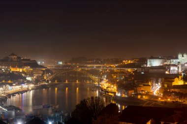 Portekiz 'in Porto şehrinin eski bölümlerinde panoramik manzara ve gece menü ışıkları