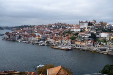 Porto, Portekiz, 31 Ekim 2020. Şehrin eski kesimindeki tepenin üzerindeki renkli eski evlere ve Douro nehrinin setine bakın.