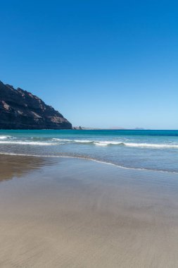 Atlantik okyanusunun kara lav kayaları ve su dalgaları, turistik Lanzarote 'nin doğa manzarası, Kanarya adaları, İspanya