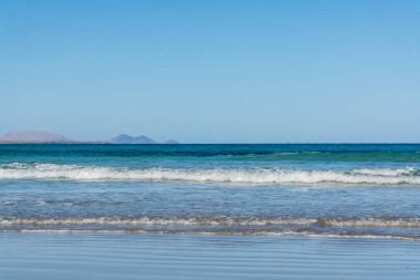Atlantik okyanusunun kara lav kayaları ve su dalgaları, turistik Lanzarote 'nin doğa manzarası, Kanarya adaları, İspanya