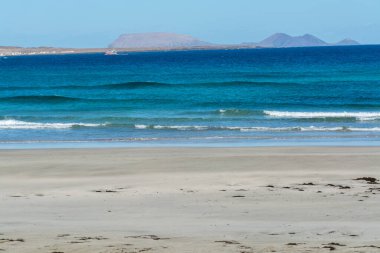 Atlantik okyanusunun kara lav kayaları ve su dalgaları, turistik Lanzarote 'nin doğa manzarası, Kanarya adaları, İspanya