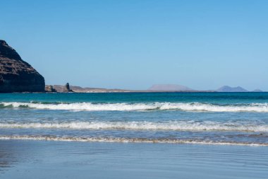 Atlantik okyanusunun kara lav kayaları ve su dalgaları, turistik Lanzarote 'nin doğa manzarası, Kanarya adaları, İspanya