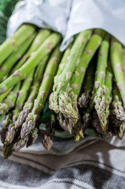 Taze yeşil kuşkonmaz sebzeleri yakın pişmeye hazır.