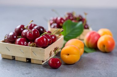 Taze ekşi kiraz meyveli küçük tahta kutular.