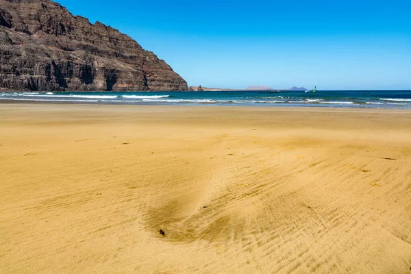 Atlantik Okyanusunun Kara Lav Kayaları Dalgaları Turistik Lanzarote Nin Doğa — Stok fotoğraf