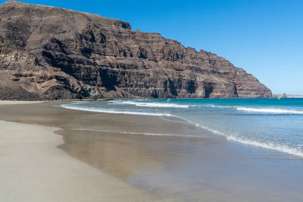 Svart Lava Klippor Och Vattenvågor Atlanten Natur Landskap Turistiska Lanzarote — Stockfoto