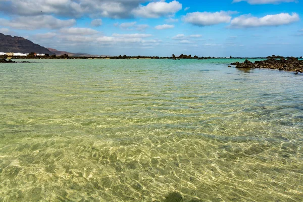 大西洋的黑色熔岩和水波 西班牙加那利群岛兰萨罗特岛的自然景观 — 图库照片