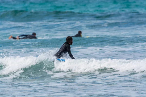 Неизвестные Серферы Тренируются Холодной Воде Атлантического Океана Знаменитом Пляже Фамара — стоковое фото