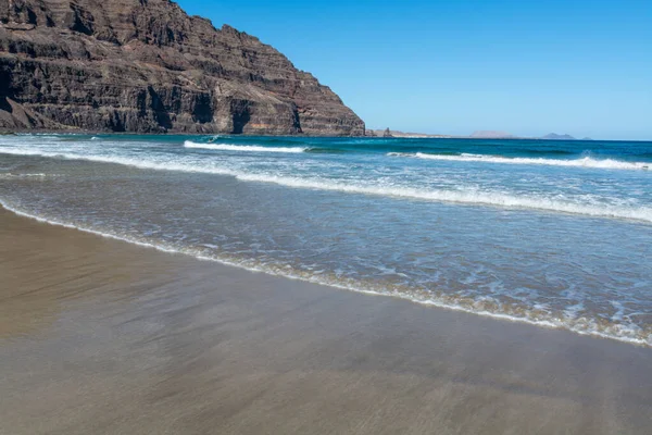 Svart Lava Klippor Och Vattenvågor Atlanten Natur Landskap Turistiska Lanzarote — Stockfoto