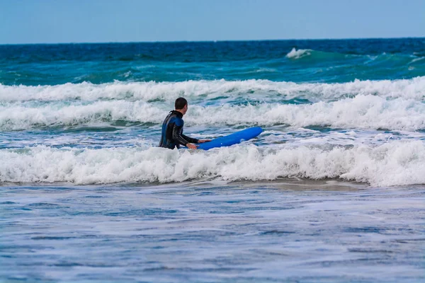在西班牙加那利群岛兰萨罗特岛著名的冲浪海滩上 不明身份的冲浪者在大西洋冷水中接受训练 — 图库照片