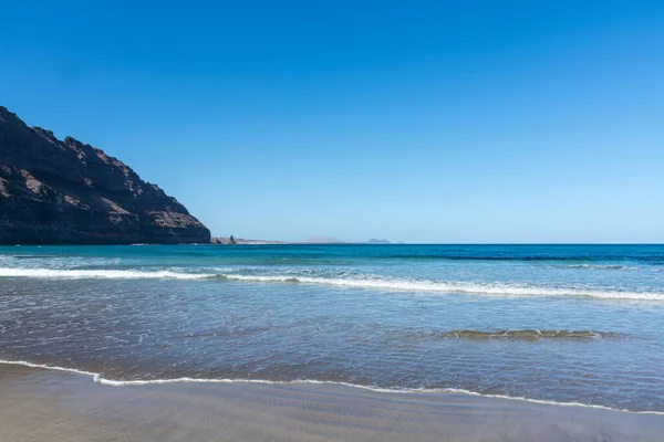 Schwarze Lavagesteine Und Wasserwellen Des Atlantiks Naturlandschaft Auf Lanzarote Kanarische — Stockfoto