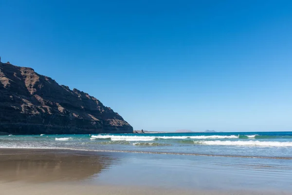 Schwarze Lavagesteine Und Wasserwellen Des Atlantiks Naturlandschaft Auf Lanzarote Kanarische — Stockfoto