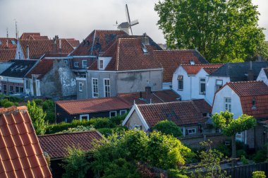 Eski Hollanda kasabası Zierikzee 'de yürüyüş, eski küçük evlerin kırmızı çatıları, Zeeland, Hollanda