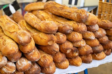 Fransız pastanesi, bir sürü taze baget ekmeği satışa hazır. Yakın çekim.