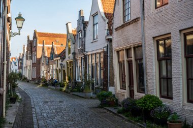 Eski Hollanda kasabası Zierikzee 'de eski küçük evleri ve sokakları olan Zeeland, Hollanda