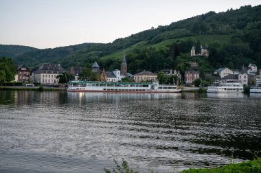 Mosel nehri manzaralı, üzüm bağları olan tepeler ve sabahları Traben-Trarbach kasabası, Almanya