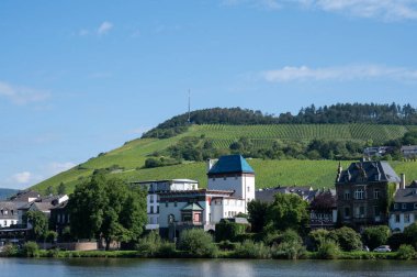 Mosel nehri manzaralı, üzüm bağları olan tepeler ve sabahları Traben-Trarbach kasabası, Almanya