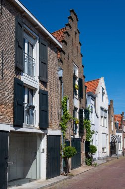 Eski Hollanda kasabası Zierikzee 'de eski küçük evleri ve sokakları olan Zeeland, Hollanda