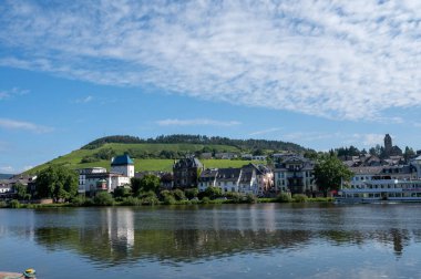 Mosel nehri manzaralı, üzüm bağları olan tepeler ve sabahları Traben-Trarbach kasabası, Almanya