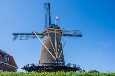 Eski Hollanda kasabası Zierikzee 'de eski yel değirmeni, küçük evler ve sokaklar, Zeeland, Hollanda
