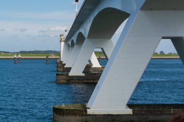 Hollanda 'nın en uzun köprüsüne bakan Zealand Köprüsü, Doğu Scheldt nehri boyunca uzanır, Zeeland' de Schouwen-Duithe ve Noord-Beveland adalarını birbirine bağlar, Oesterschelde ve botların suyu