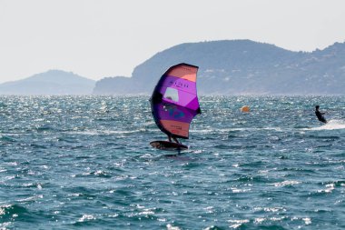 2021 yılı. Extreem su sporları - kanat folyo, uçurtma sörfü, rüzgar sörfü, Güney Fransa, Toulon yakınlarındaki Almanarre sahilinde rüzgarlı bir gün.