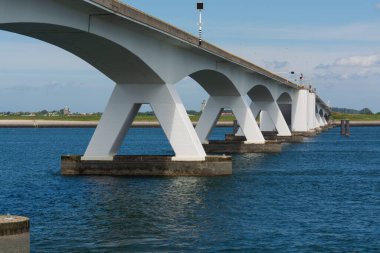 Hollanda 'nın en uzun köprüsüne bakan Zealand Köprüsü, Doğu Scheldt nehri boyunca uzanır, Zeeland' de Schouwen-Duithe ve Noord-Beveland adalarını birbirine bağlar, Oesterschelde ve botların suyu
