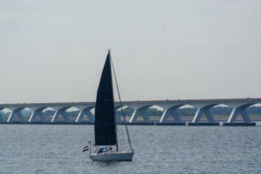 Hollanda 'nın en uzun köprüsüne bakan Zealand Köprüsü, Doğu Scheldt nehri boyunca uzanır, Zeeland' de Schouwen-Duithe ve Noord-Beveland adalarını birbirine bağlar, Oesterschelde ve botların suyu