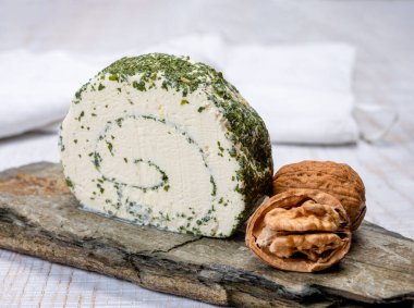 Peynir koleksiyonu, taze beyaz keçi peyniri Fransız peyniri, aromatik otlar ve pirzolalar.