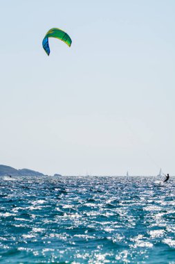 2021 yılı. Extreem su sporları - kanat folyo, uçurtma sörfü, rüzgar sörfü, Güney Fransa, Toulon yakınlarındaki Almanarre sahilinde rüzgarlı bir gün.