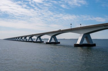 Hollanda 'nın en uzun köprüsüne bakan Zealand Köprüsü, Doğu Scheldt nehri boyunca uzanır, Zeeland' de Schouwen-Duithe ve Noord-Beveland adalarını birbirine bağlar, Oesterschelde ve botların suyu