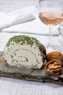 Peynir koleksiyonu, taze beyaz keçi peyniri Fransız peyniri, aromatik otlar ve pirzolalar.