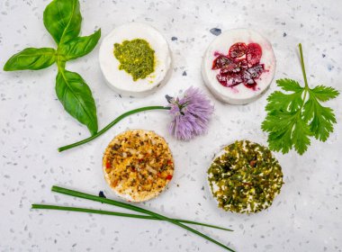 Peynir koleksiyonu, taze beyaz keçi peyniri aromalı Fransız peyniri, böğürtlen ve yeşil pesto.