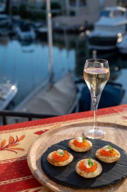 Gün batımında kırmızı havyarla beyaz soğuk şampanya içmek ve yazın Saint-Tropez yakınlarındaki Port Grimaud 'u görmek.