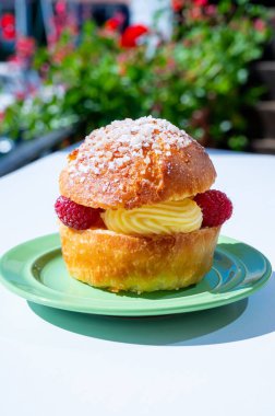 Tarte tropezienne ya da La Tarte de Saint-Tropez. Açık havada servis edilen kremalı ve taze meyveli çöreklerden oluşan tatlı tatlısı..